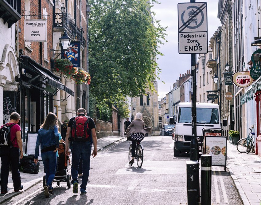 People walking and cycling in Oxford
