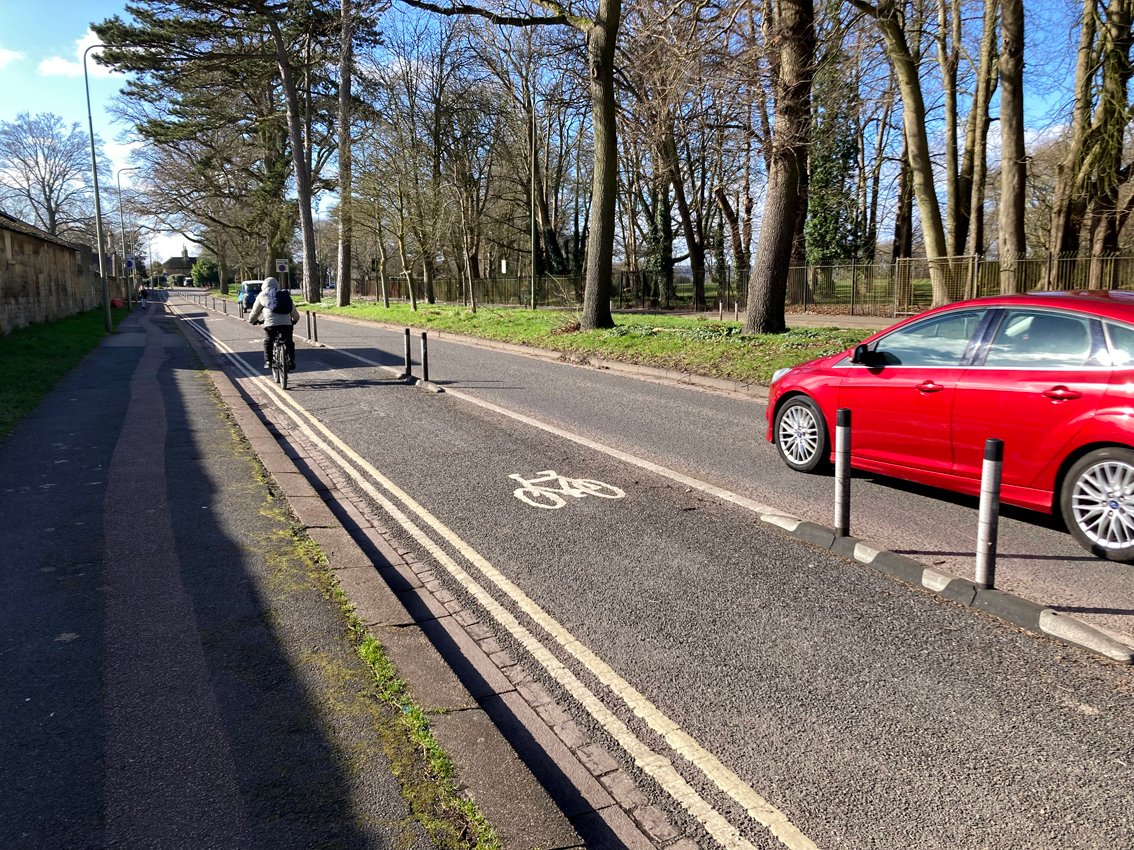 Warneford Lane quickway in oxford. A lane for bikes and a lane for cars, separated by bollards.