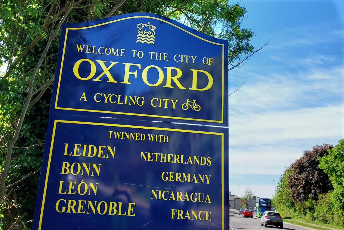 Blue sign on Oxford ring road that says 'Welcome to the city of Oxford. A cycling city'